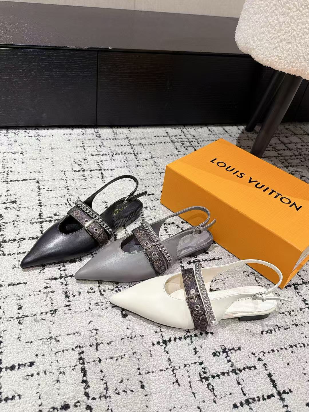 LVの高品質チェーンポインテッドトゥフラットシューズ【50％割引+送料無料】