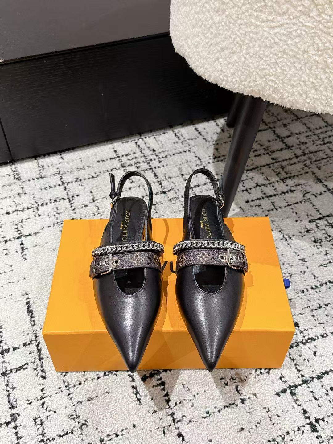 LVの高品質チェーンポインテッドトゥフラットシューズ【50％割引+送料無料】