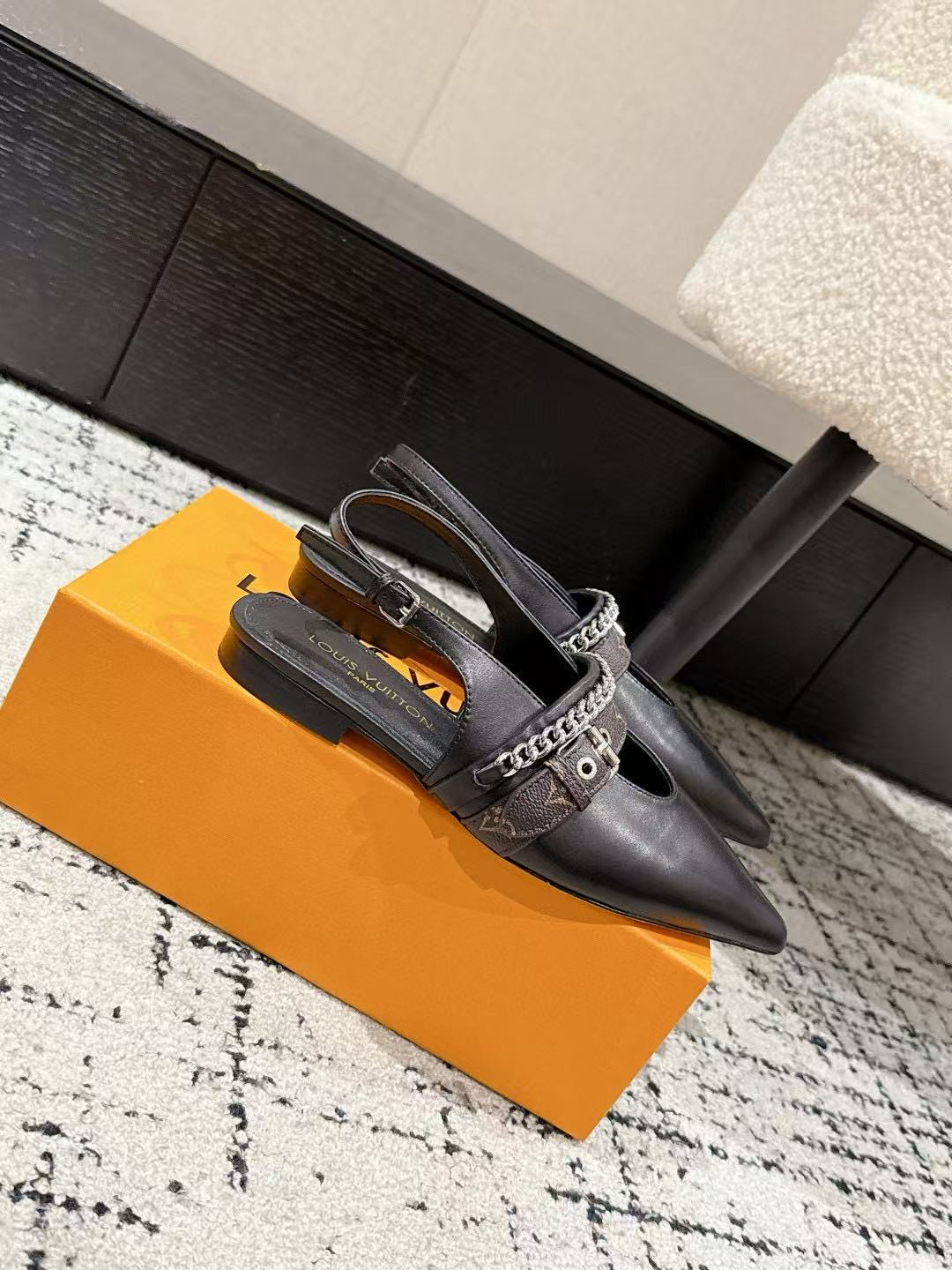 LVの高品質チェーンポインテッドトゥフラットシューズ【50％割引+送料無料】