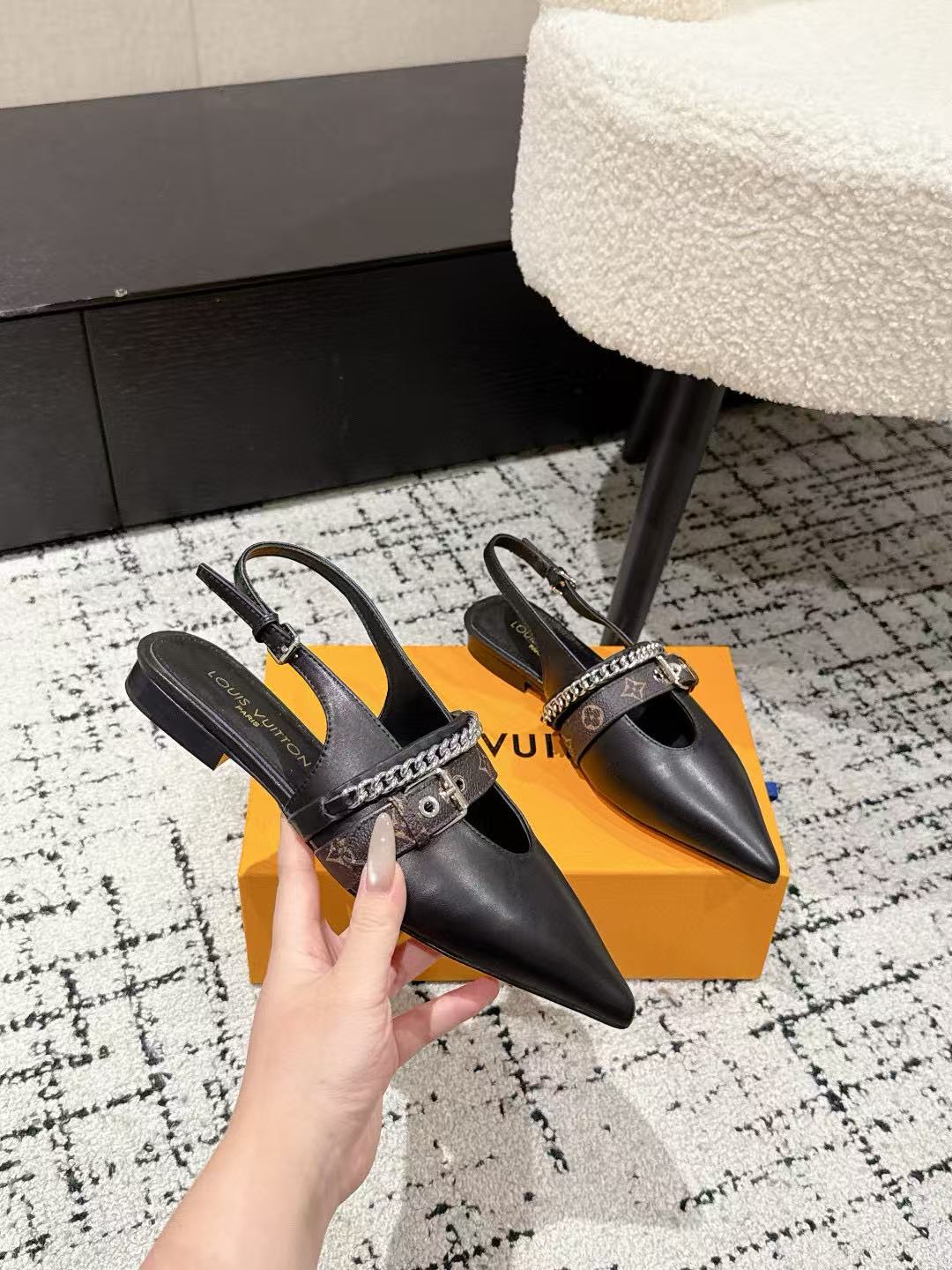 LVの高品質チェーンポインテッドトゥフラットシューズ【50％割引+送料無料】