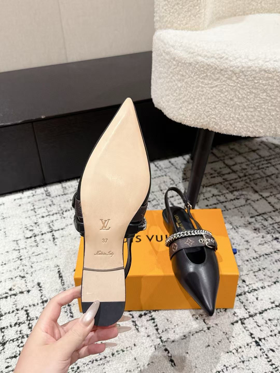 LVの高品質チェーンポインテッドトゥフラットシューズ【50％割引+送料無料】