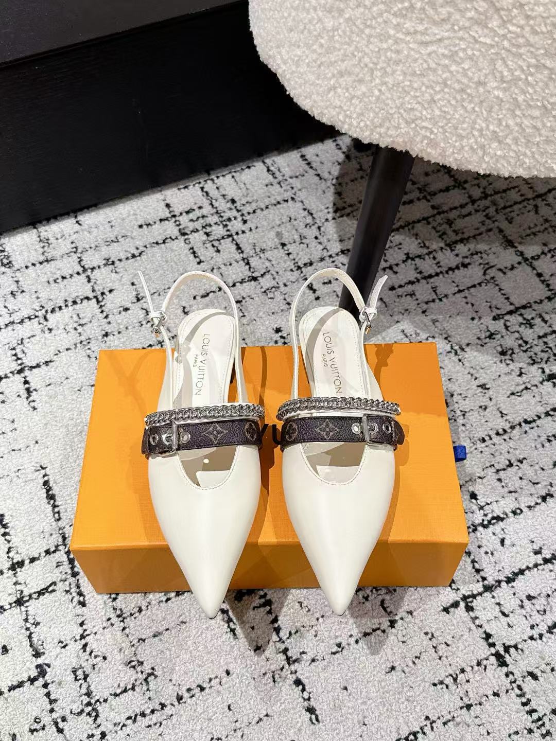 LVの高品質チェーンポインテッドトゥフラットシューズ【50％割引+送料無料】