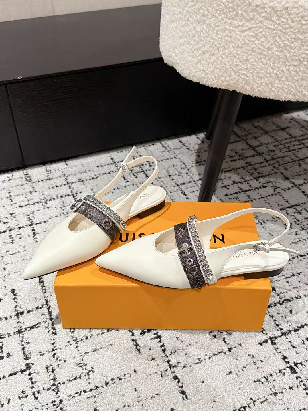 LVの高品質チェーンポインテッドトゥフラットシューズ【50％割引+送料無料】