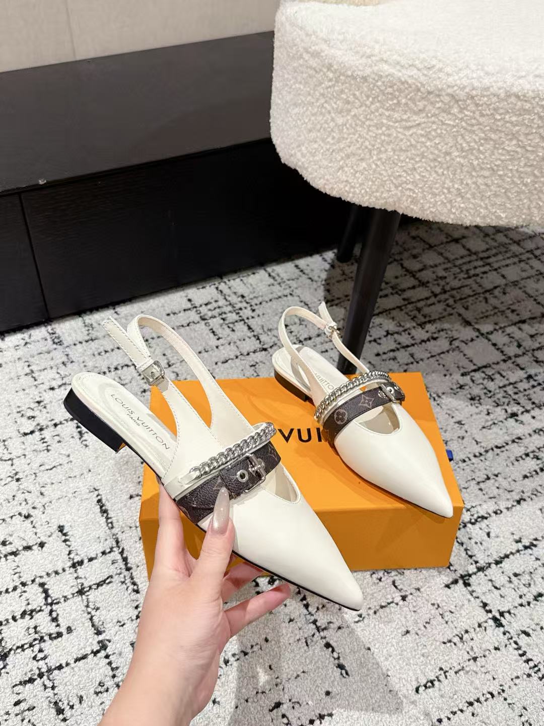 LVの高品質チェーンポインテッドトゥフラットシューズ【50％割引+送料無料】