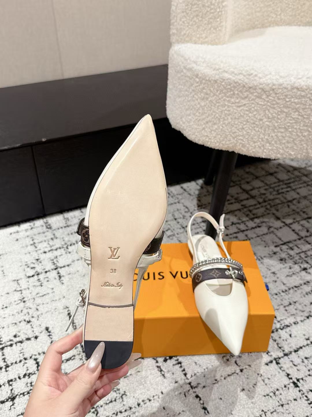 LVの高品質チェーンポインテッドトゥフラットシューズ【50％割引+送料無料】