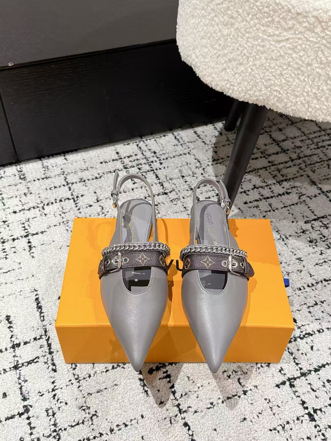 LVの高品質チェーンポインテッドトゥフラットシューズ【50％割引+送料無料】