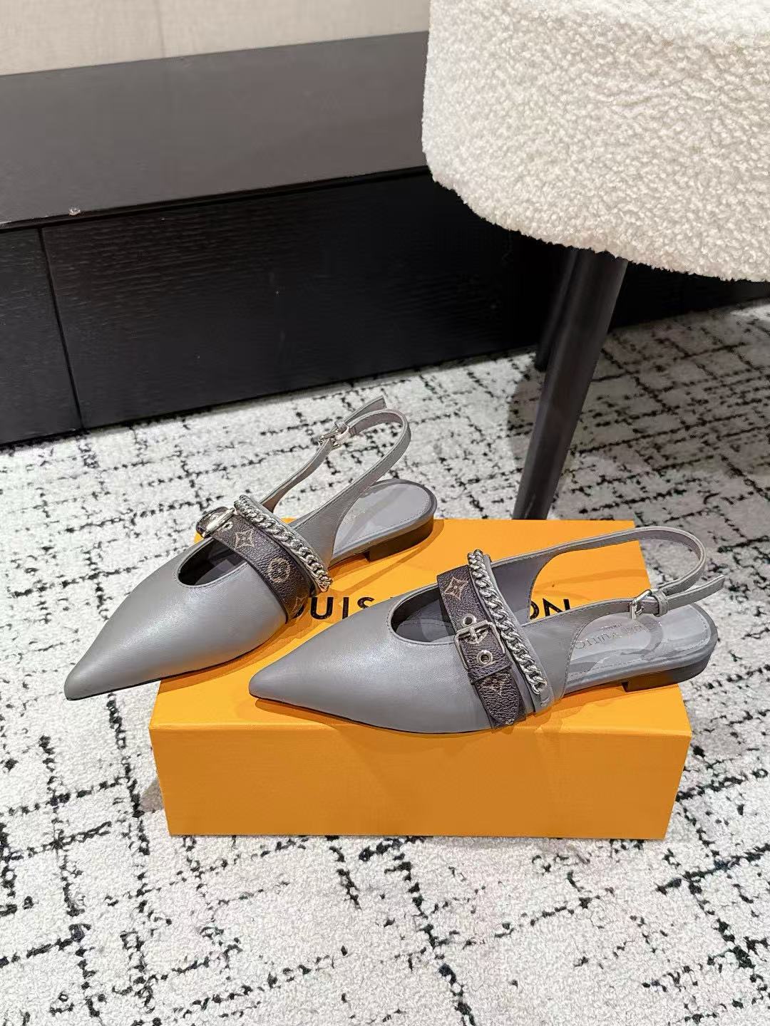 LVの高品質チェーンポインテッドトゥフラットシューズ【50％割引+送料無料】