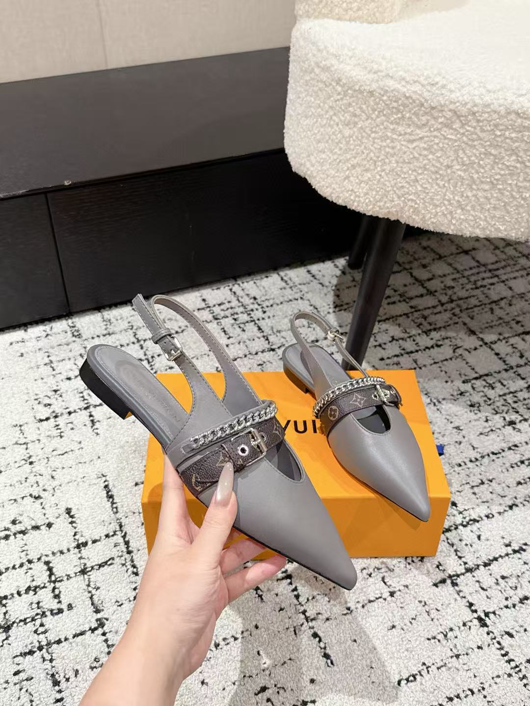 LVの高品質チェーンポインテッドトゥフラットシューズ【50％割引+送料無料】