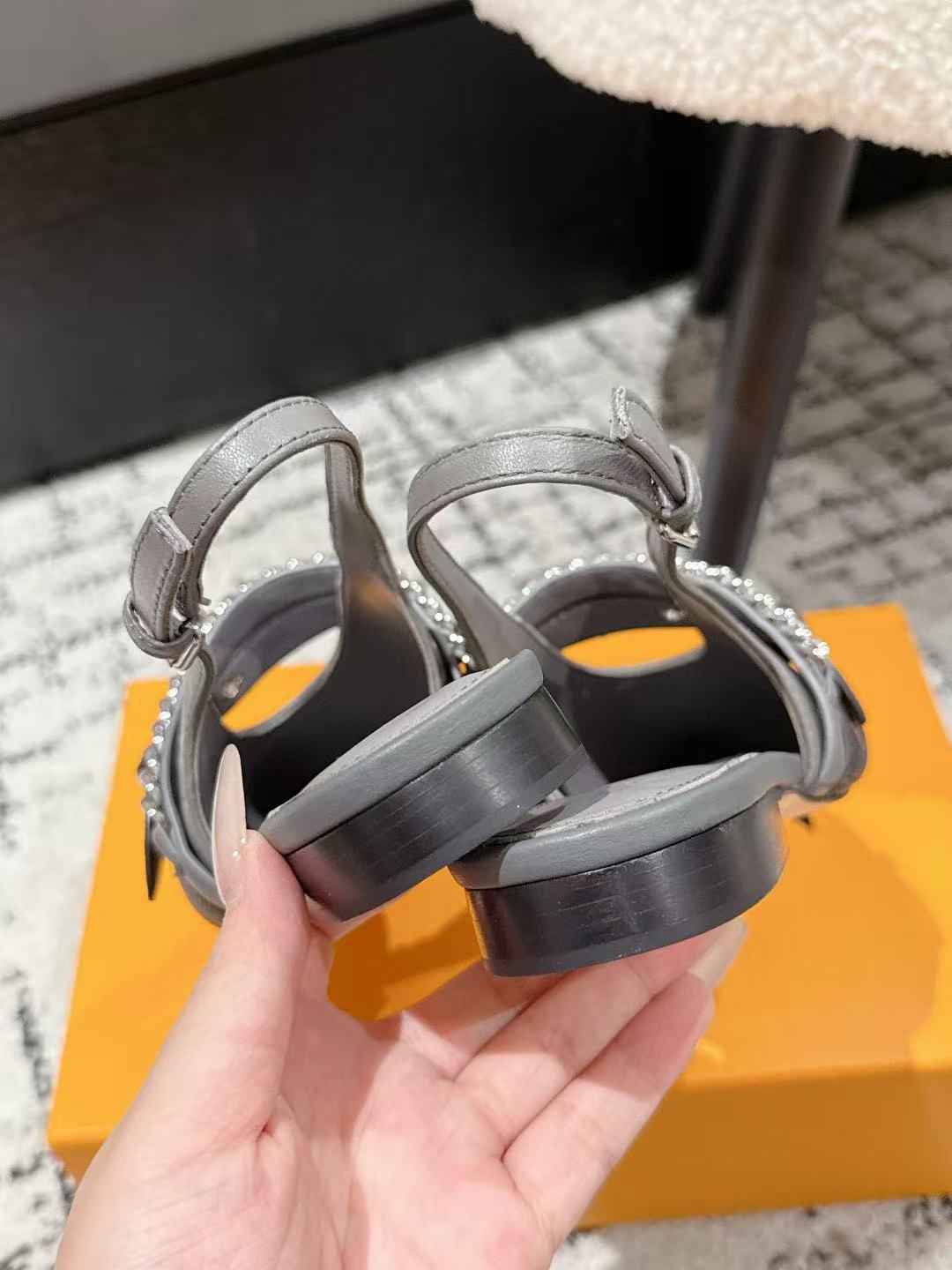 LVの高品質チェーンポインテッドトゥフラットシューズ【50％割引+送料無料】