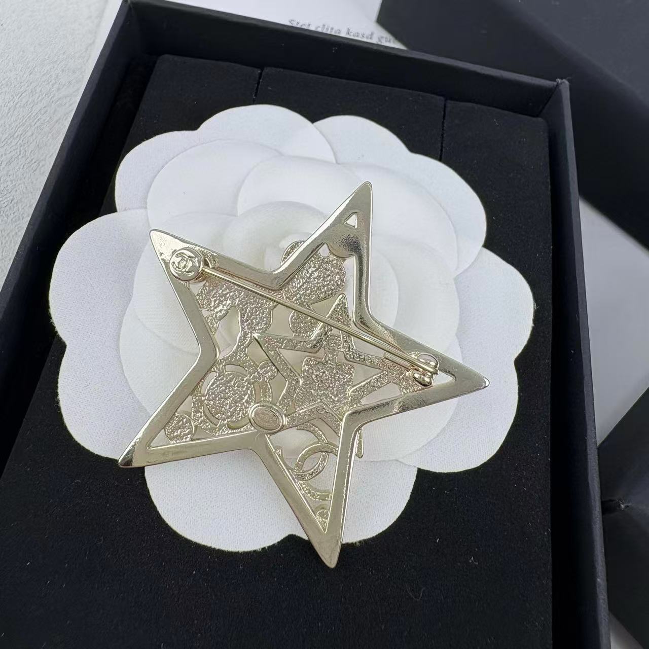 CHANE1 五芒星ダブルCブローチ【50％割引+送料無料】