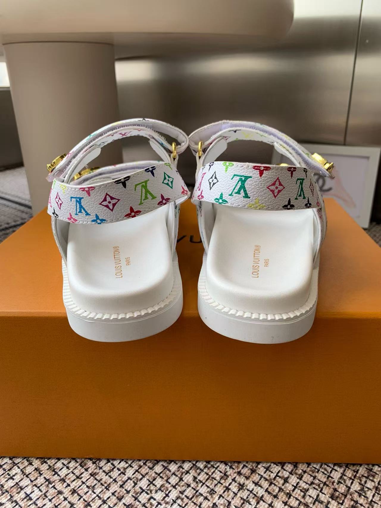 LVの高品質プリントビーチサンダル【50％割引+送料無料】