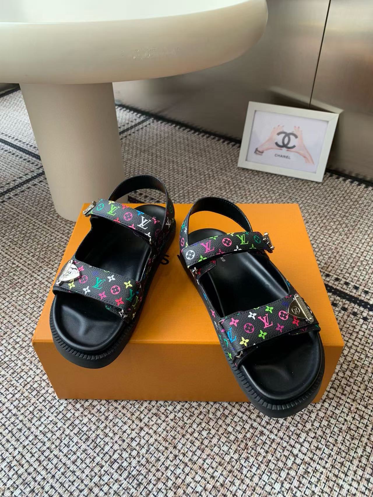 LVの高品質プリントビーチサンダル【50％割引+送料無料】