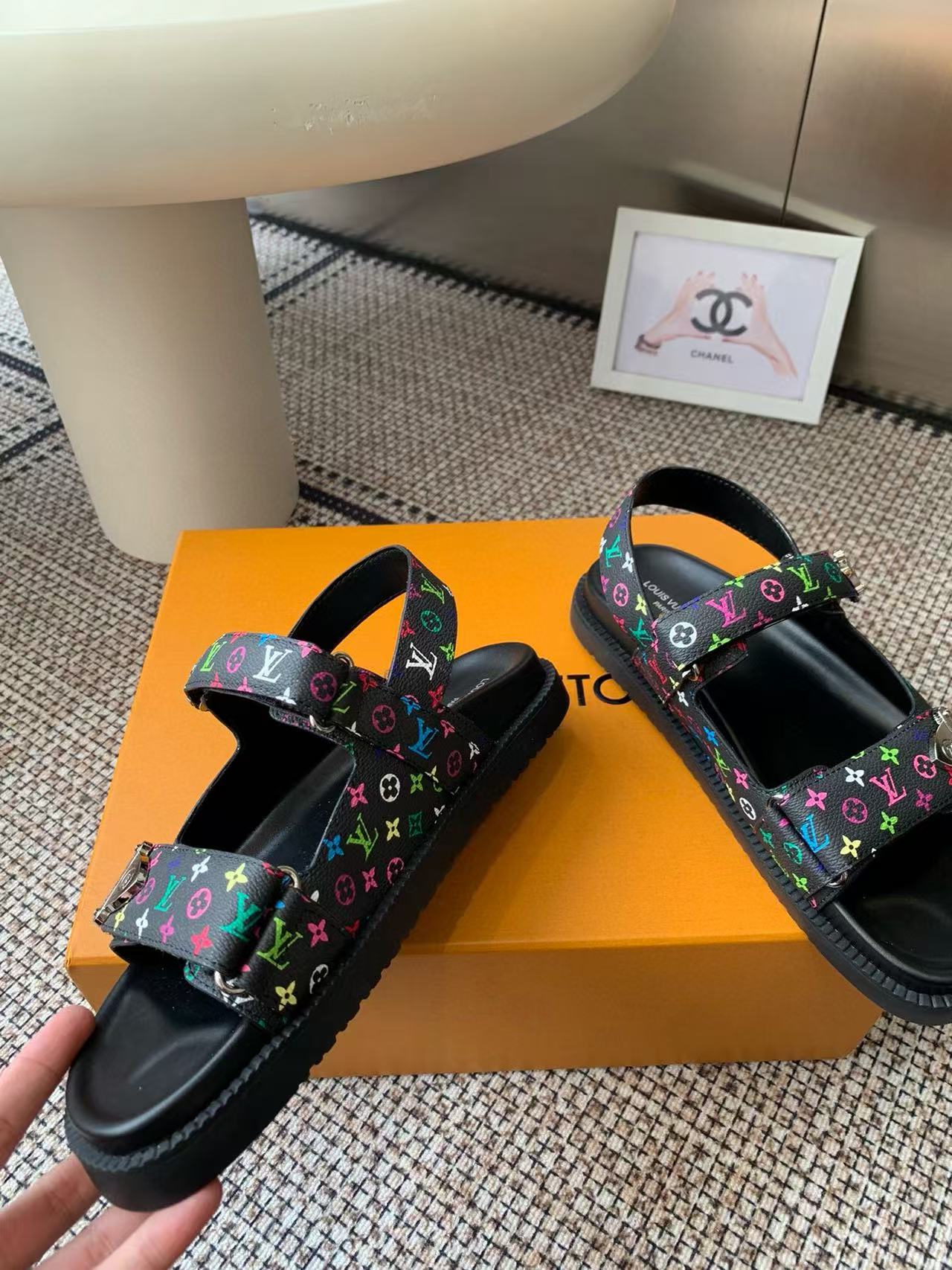 LVの高品質プリントビーチサンダル【50％割引+送料無料】