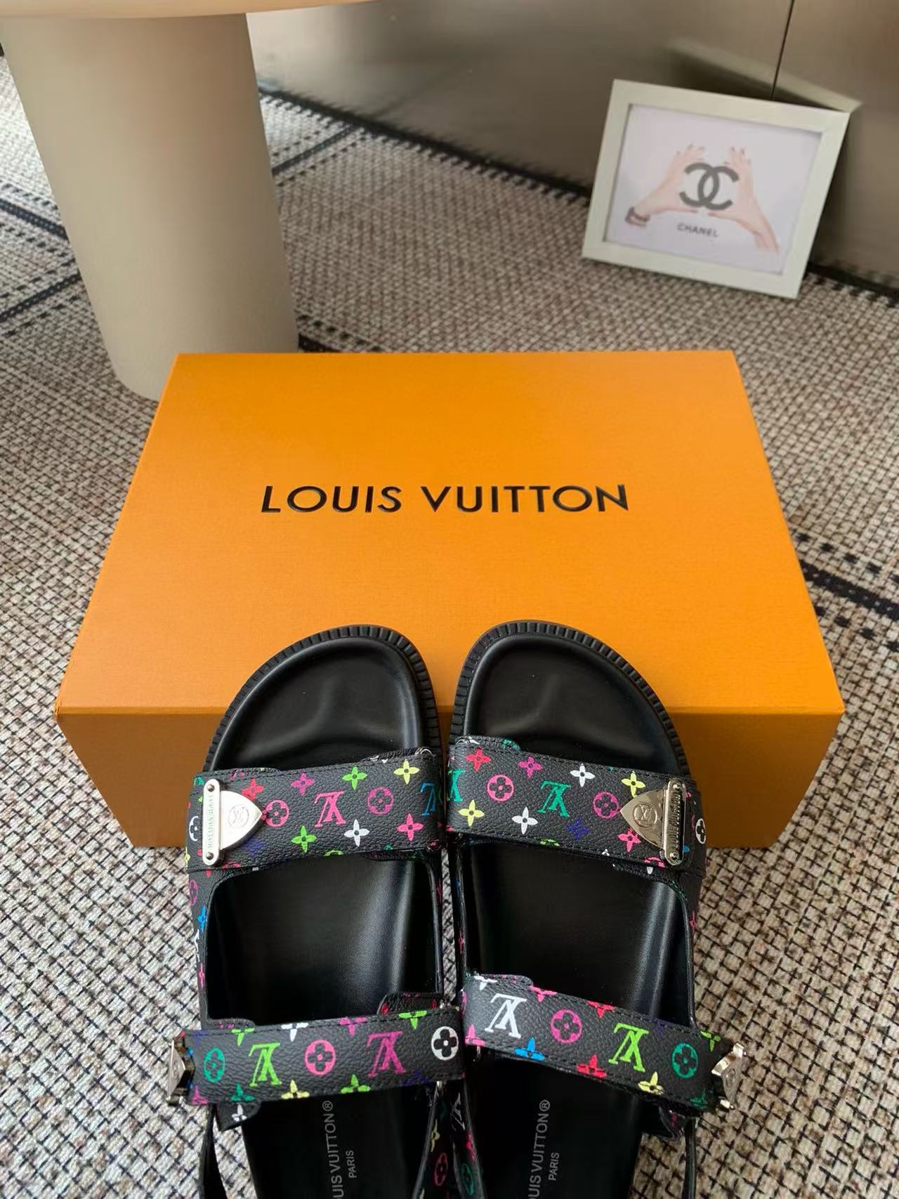 LVの高品質プリントビーチサンダル【50％割引+送料無料】