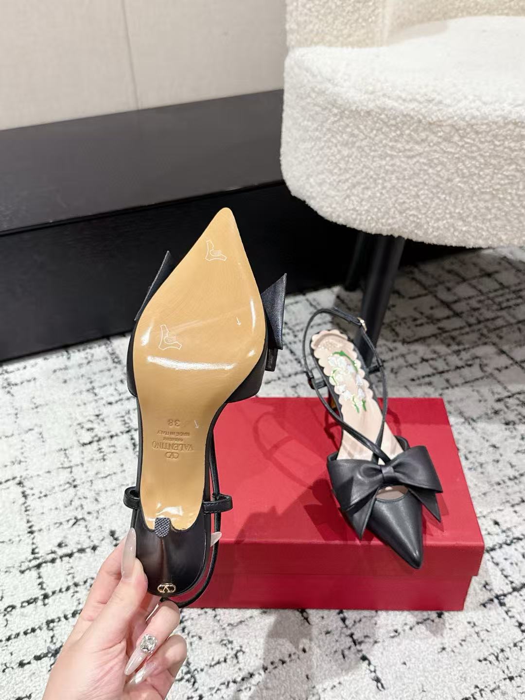 VALENT1NO リボン付きハイヒール【50％割引+送料無料】