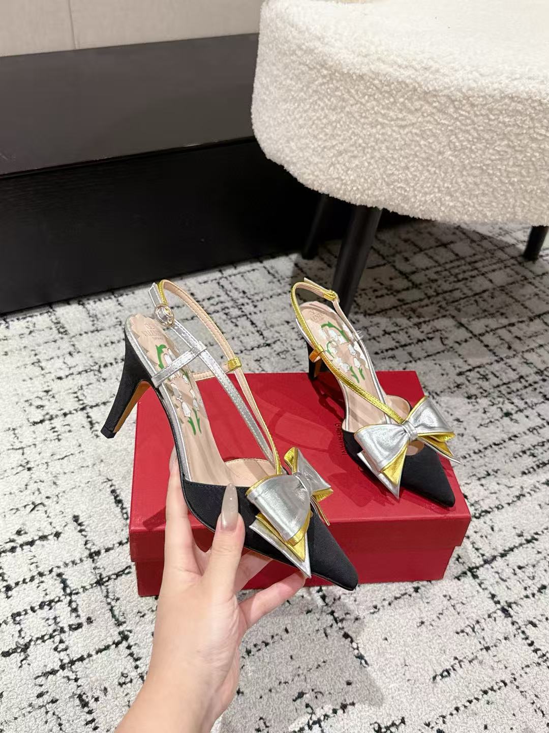 VALENT1NO リボン付きハイヒール【50％割引+送料無料】