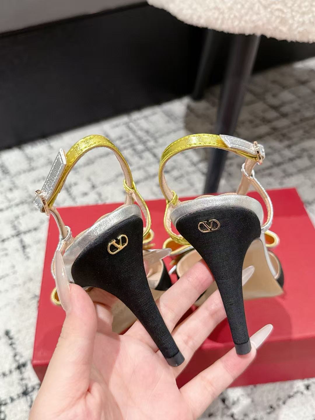 VALENT1NO リボン付きハイヒール【50％割引+送料無料】