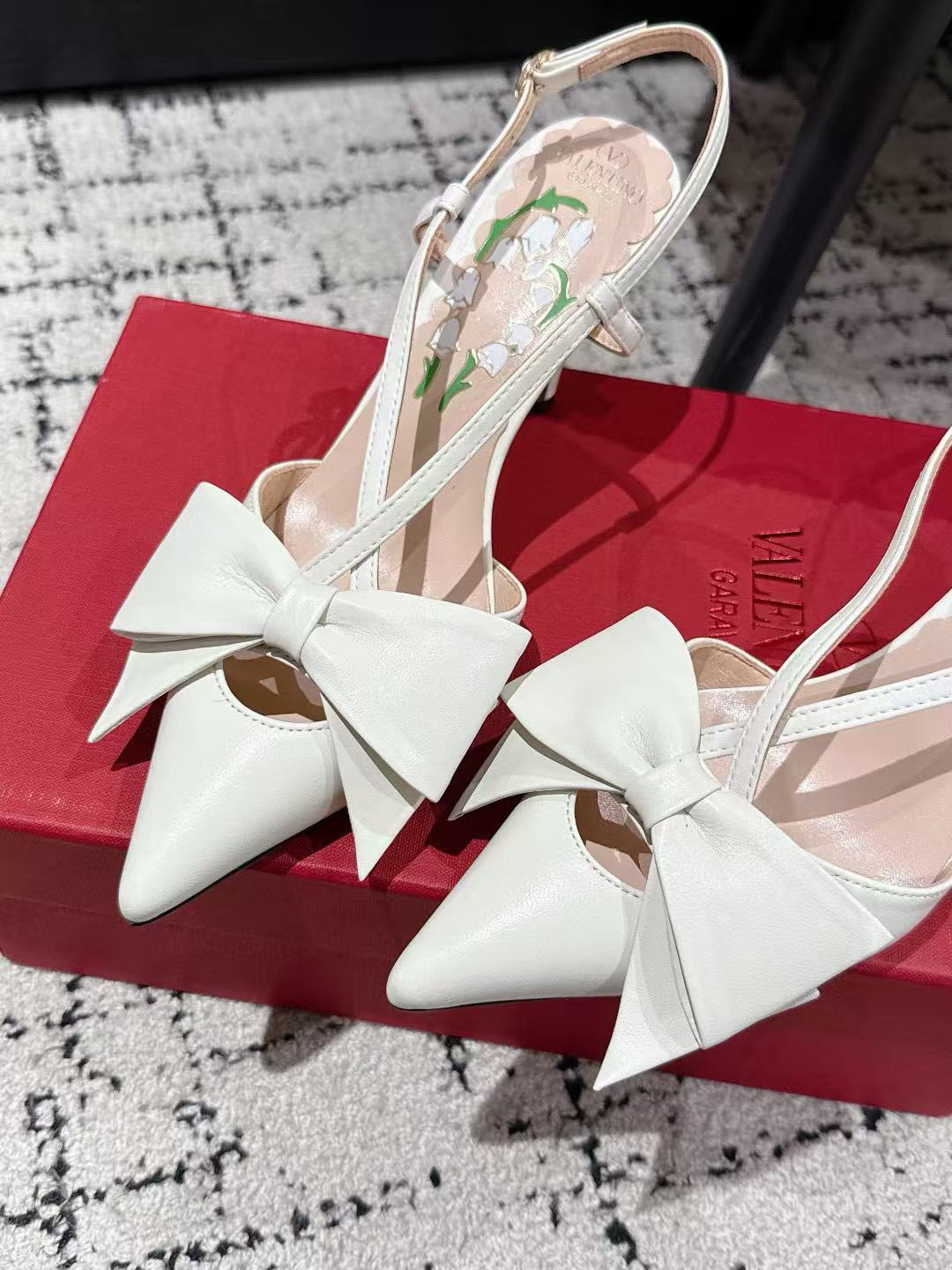 VALENT1NO リボン付きハイヒール【50％割引+送料無料】