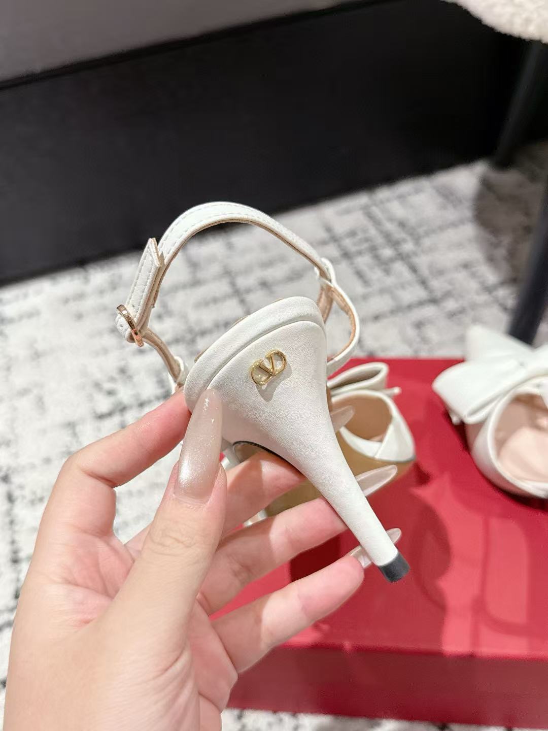 VALENT1NO リボン付きハイヒール【50％割引+送料無料】