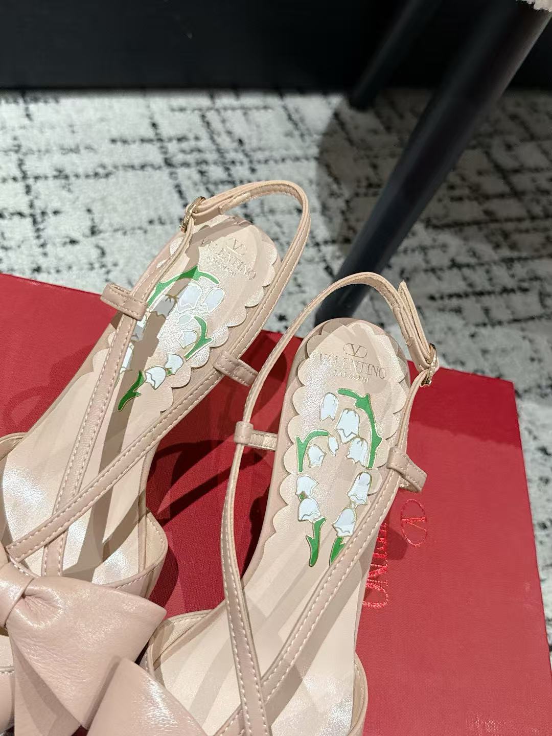 VALENT1NO リボン付きハイヒール【50％割引+送料無料】