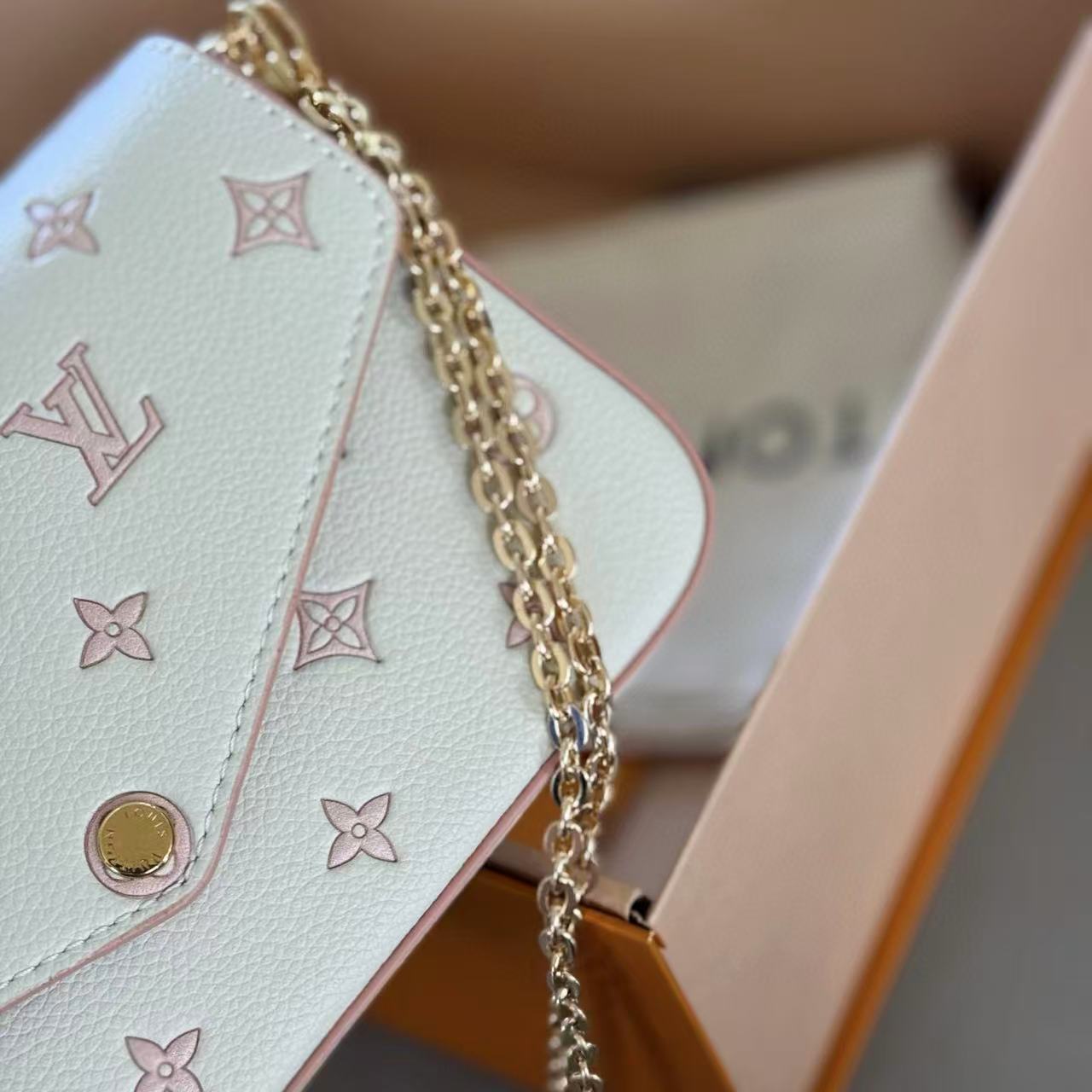 LVチェーンアンダーアームバッグ【 50％割引+送料無料】