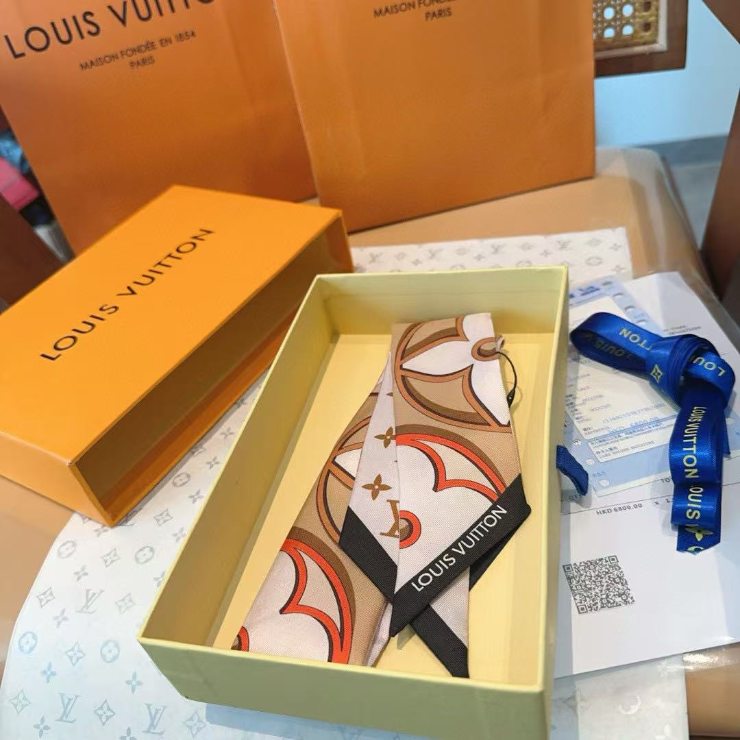 LVの高品質プリントシルクスカーフ【 50％割引+送料無料】