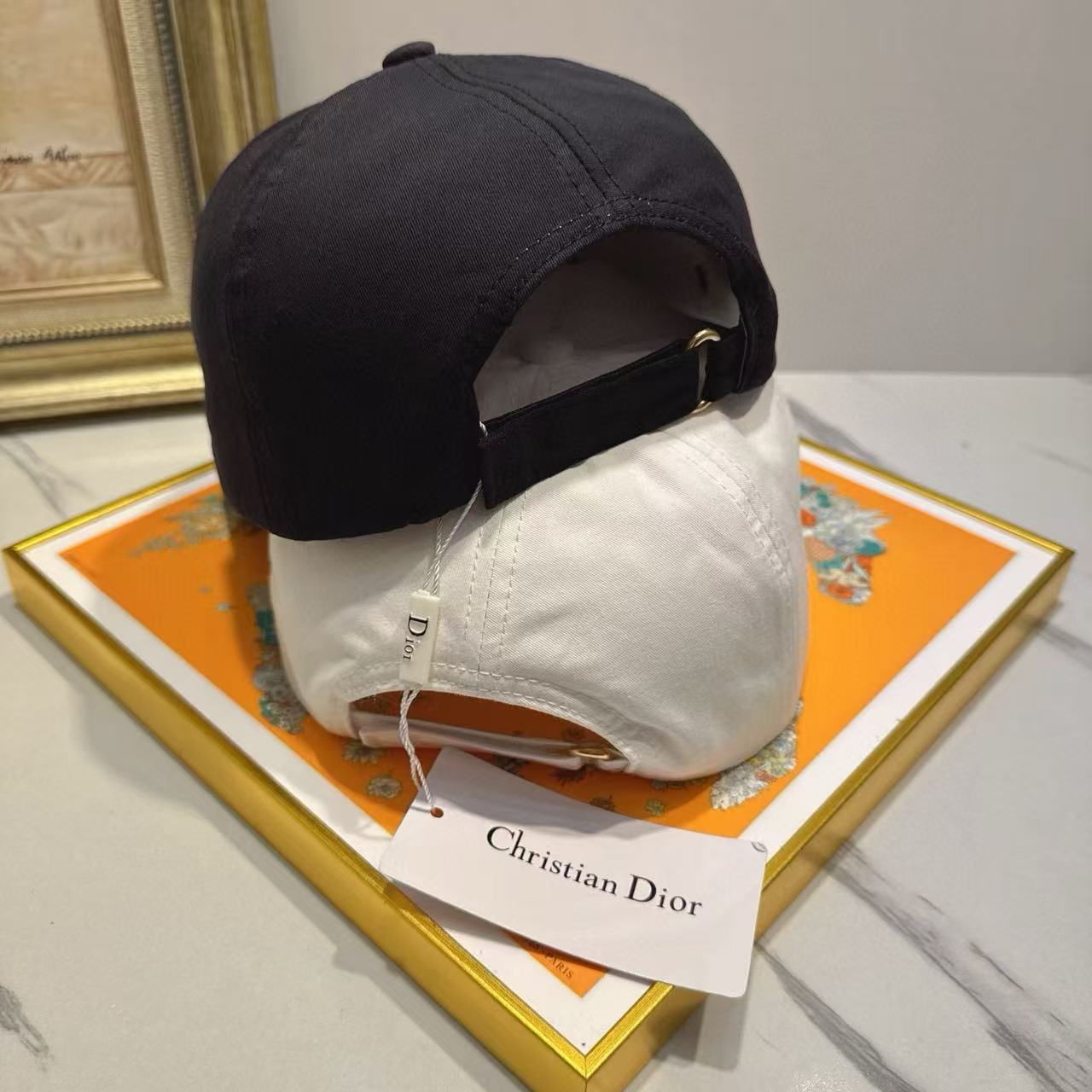 DI0R 刺繍文字入りベースボールキャップ【 50％割引+送料無料】