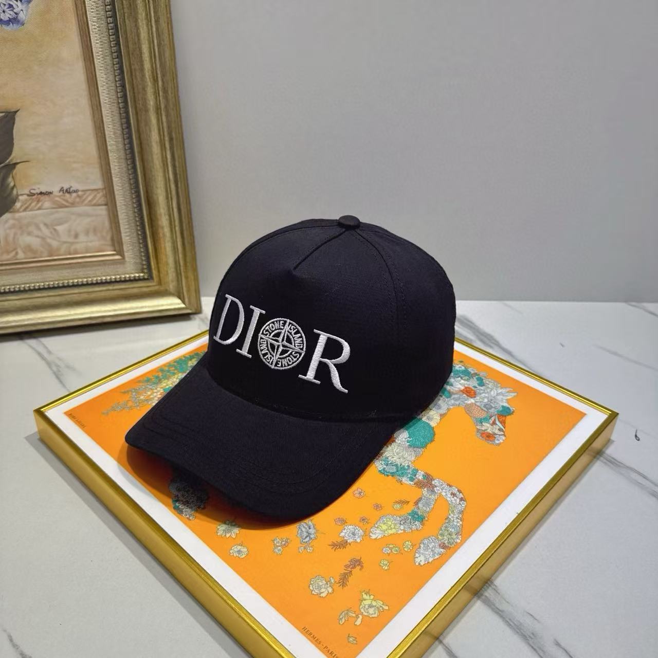 DI0R 刺繍文字入りベースボールキャップ【 50％割引+送料無料】