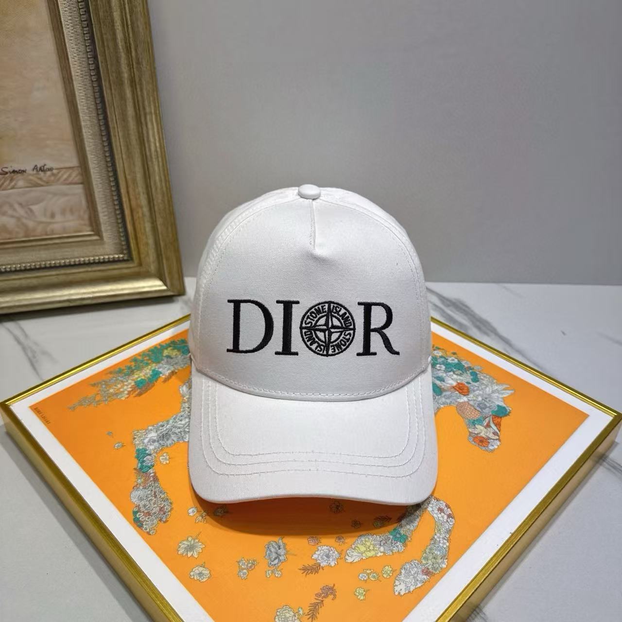 DI0R 刺繍文字入りベースボールキャップ【 50％割引+送料無料】
