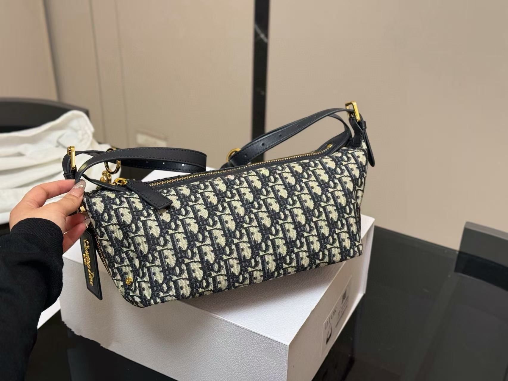 DI0R キャンバス 牛革 アンダーアームバッグ【 50％割引+送料無料】