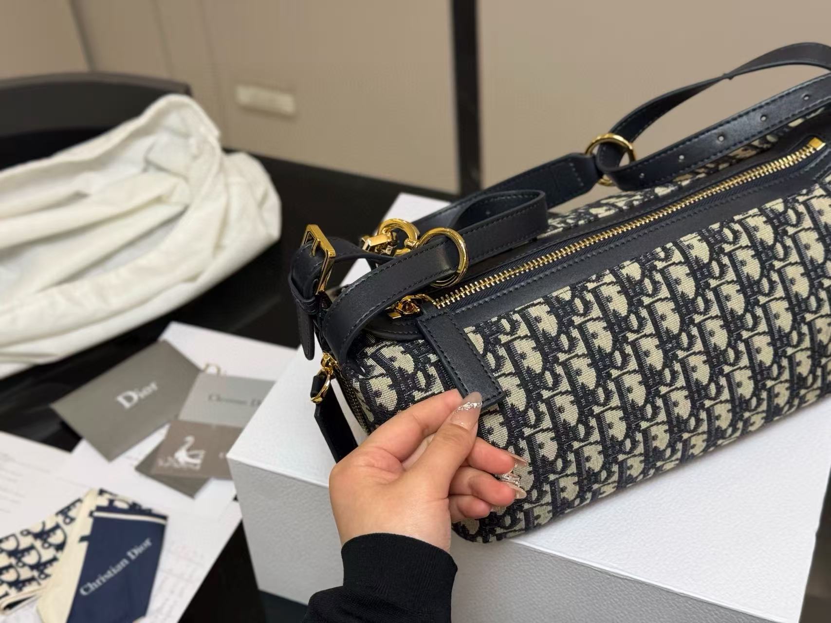 DI0R キャンバス 牛革 アンダーアームバッグ【 50％割引+送料無料】