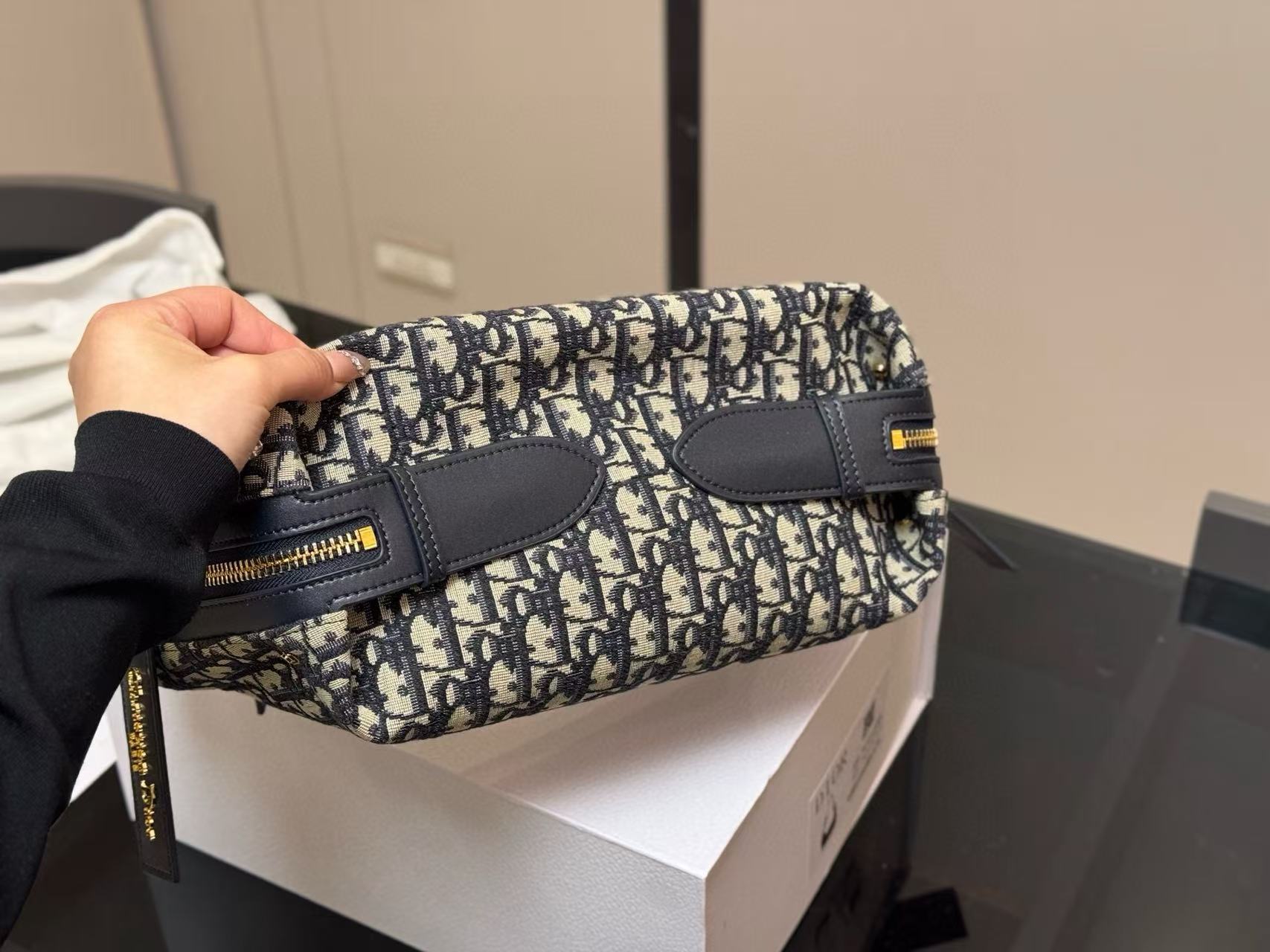 DI0R キャンバス 牛革 アンダーアームバッグ【 50％割引+送料無料】