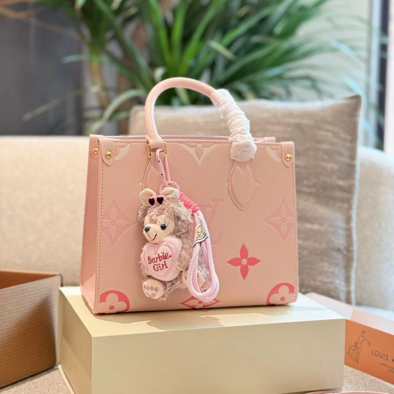 LV onthegoトートバッグ【 50％割引+送料無料】