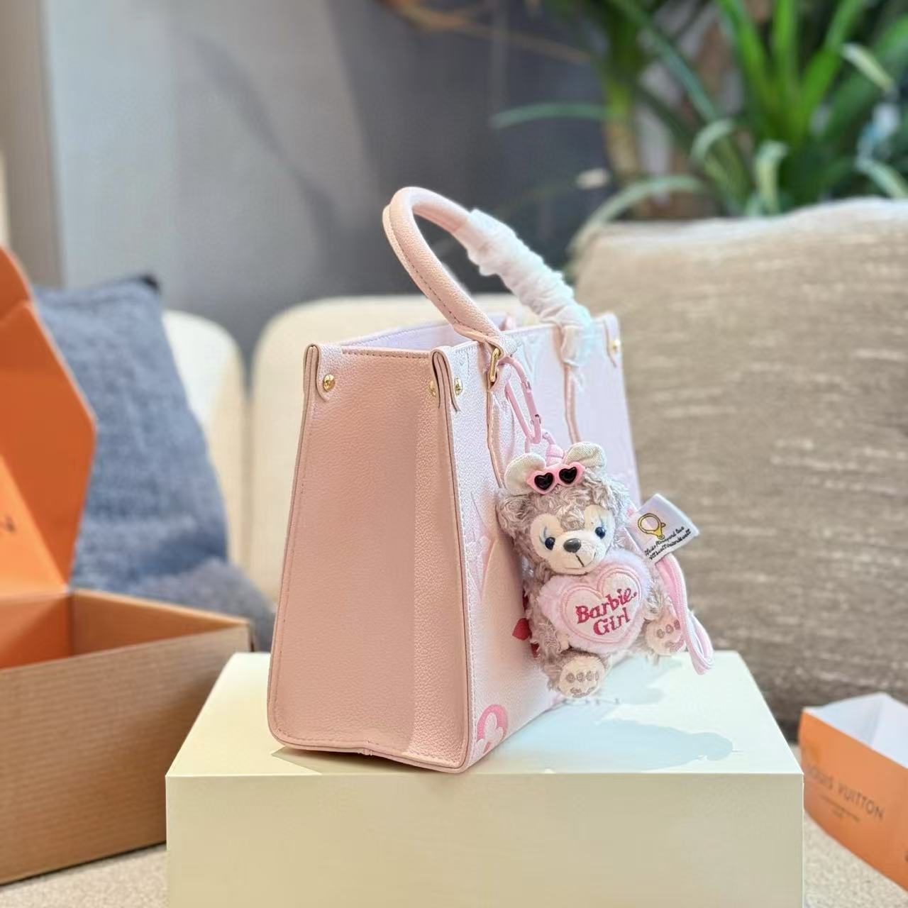 LV onthegoトートバッグ【 50％割引+送料無料】