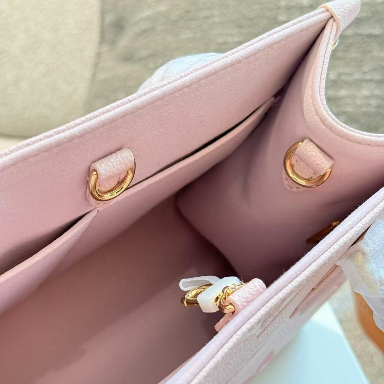 LV onthegoトートバッグ【 50％割引+送料無料】