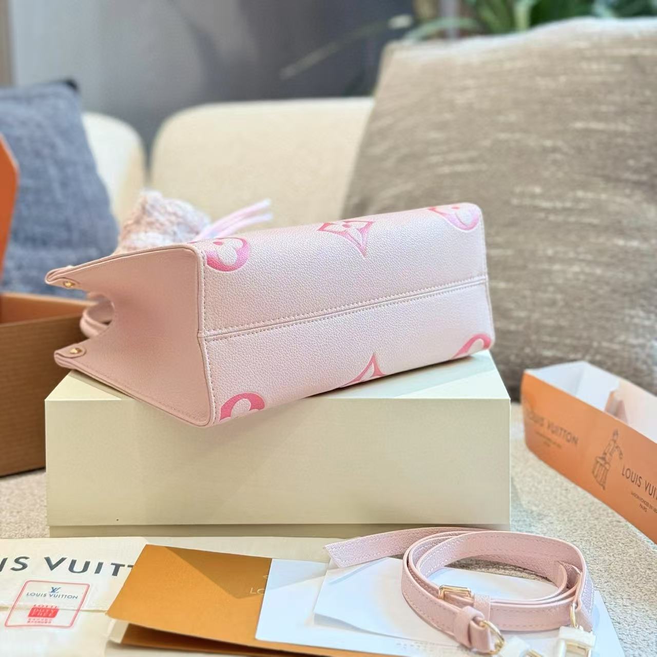 LV onthegoトートバッグ【 50％割引+送料無料】