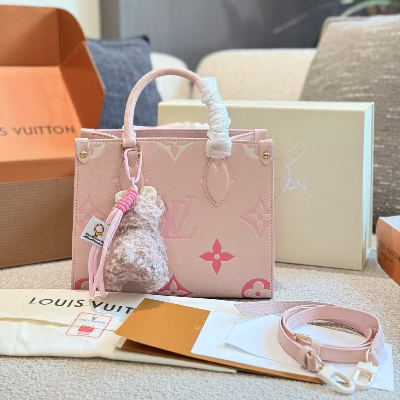 LV onthegoトートバッグ【 50％割引+送料無料】