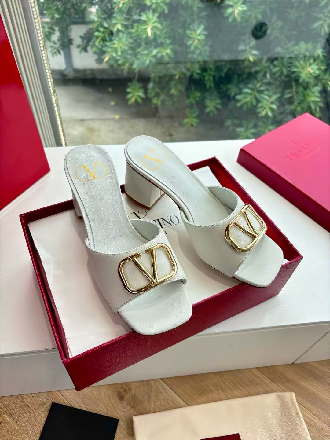 VALENT1NO 高品質シンプルVバックルハイヒール【50％割引+送料無料】