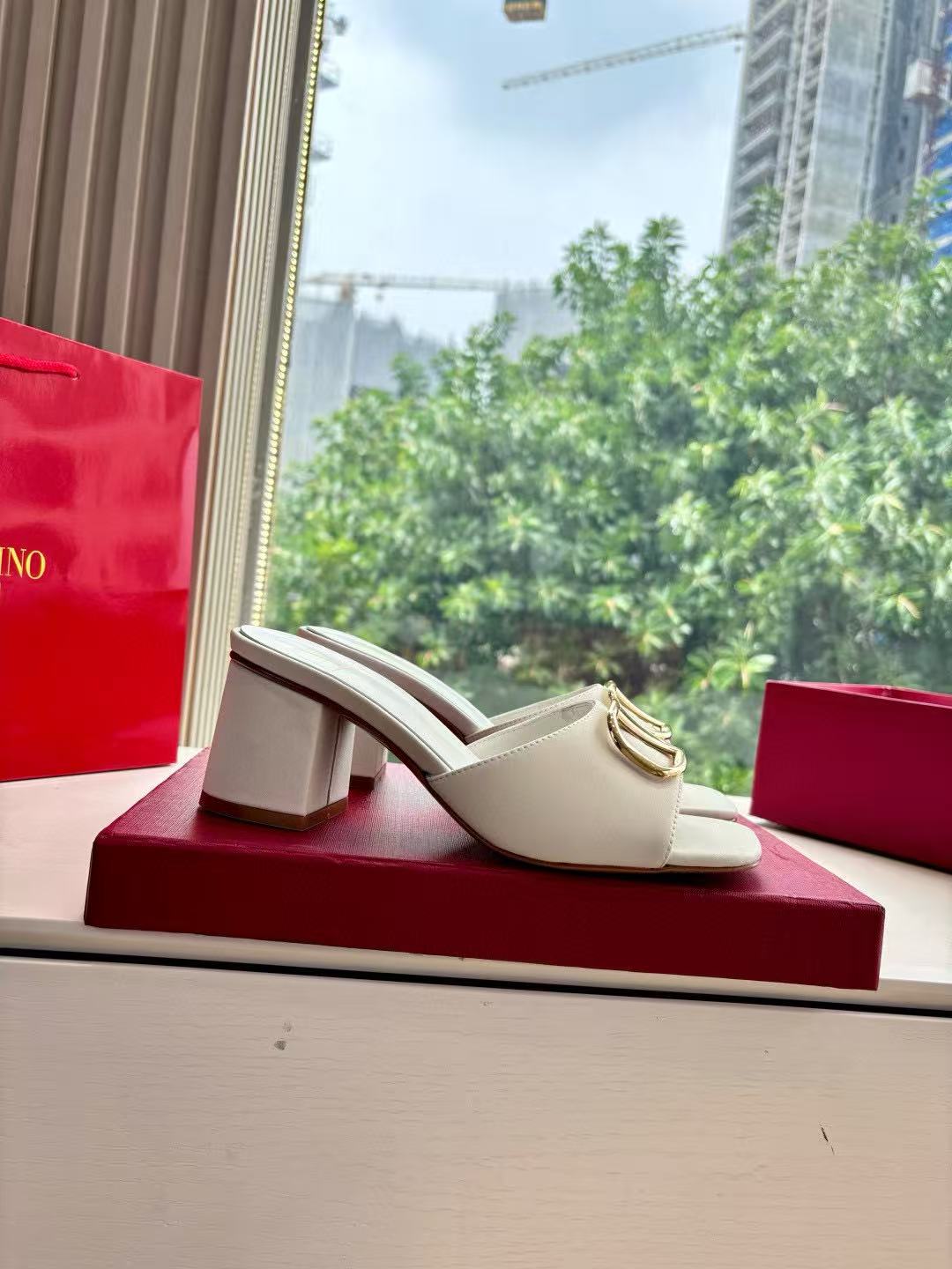 VALENT1NO 高品質シンプルVバックルハイヒール【50％割引+送料無料】