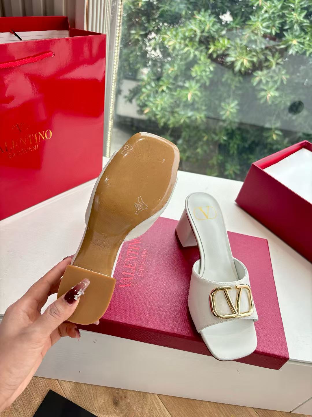 VALENT1NO 高品質シンプルVバックルハイヒール【50％割引+送料無料】