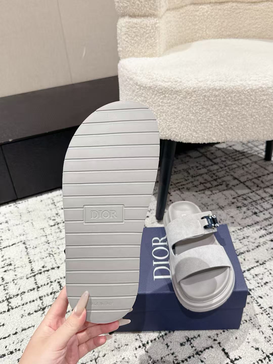 DI0Rの高品質シンプルメンズスリッパ【50％割引+送料無料】