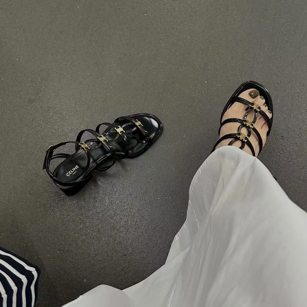 CEL1NEの高品質凱旋門ローヒールサンダル【50％割引+送料無料】