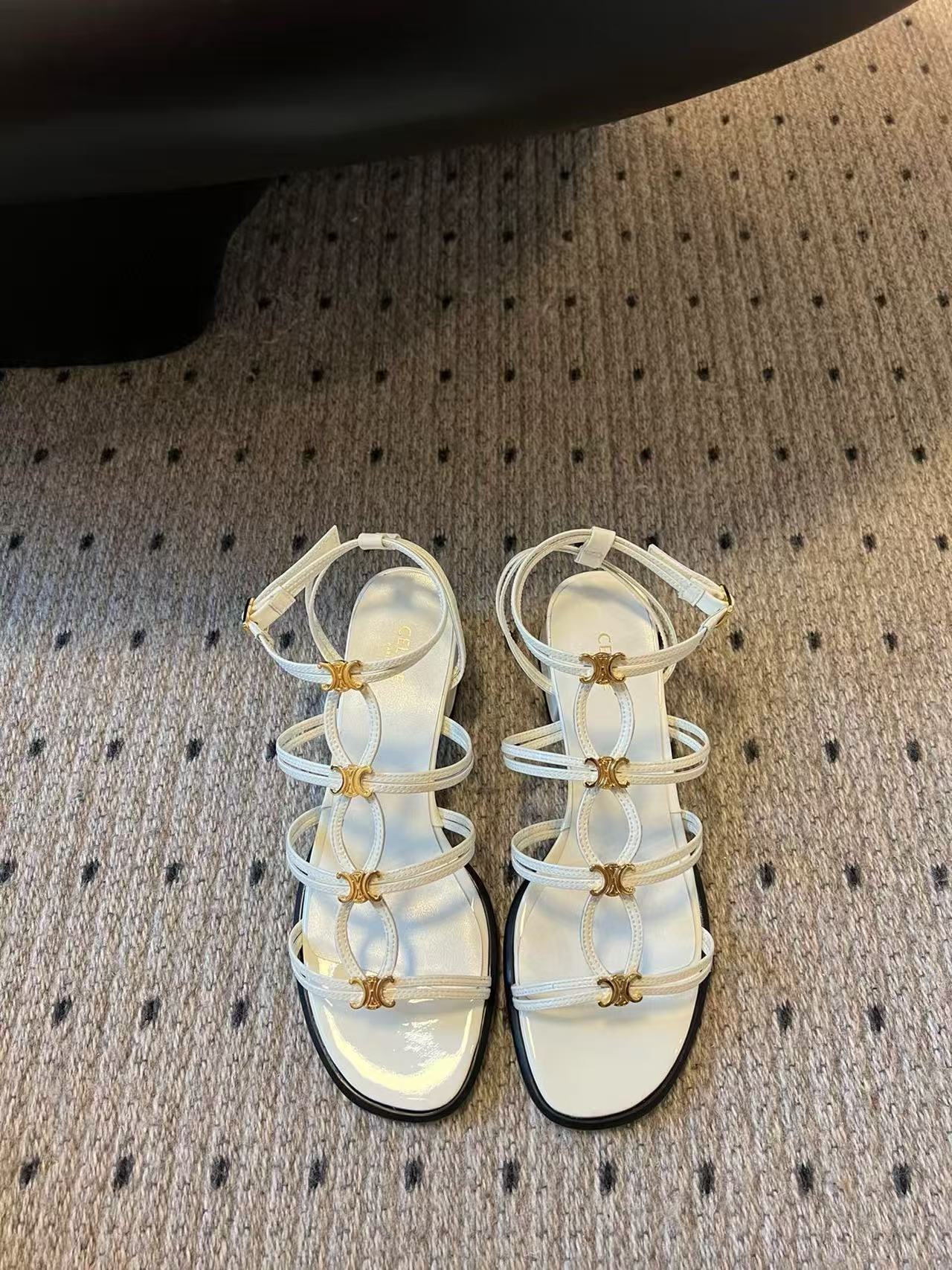 CEL1NEの高品質凱旋門ローヒールサンダル【50％割引+送料無料】