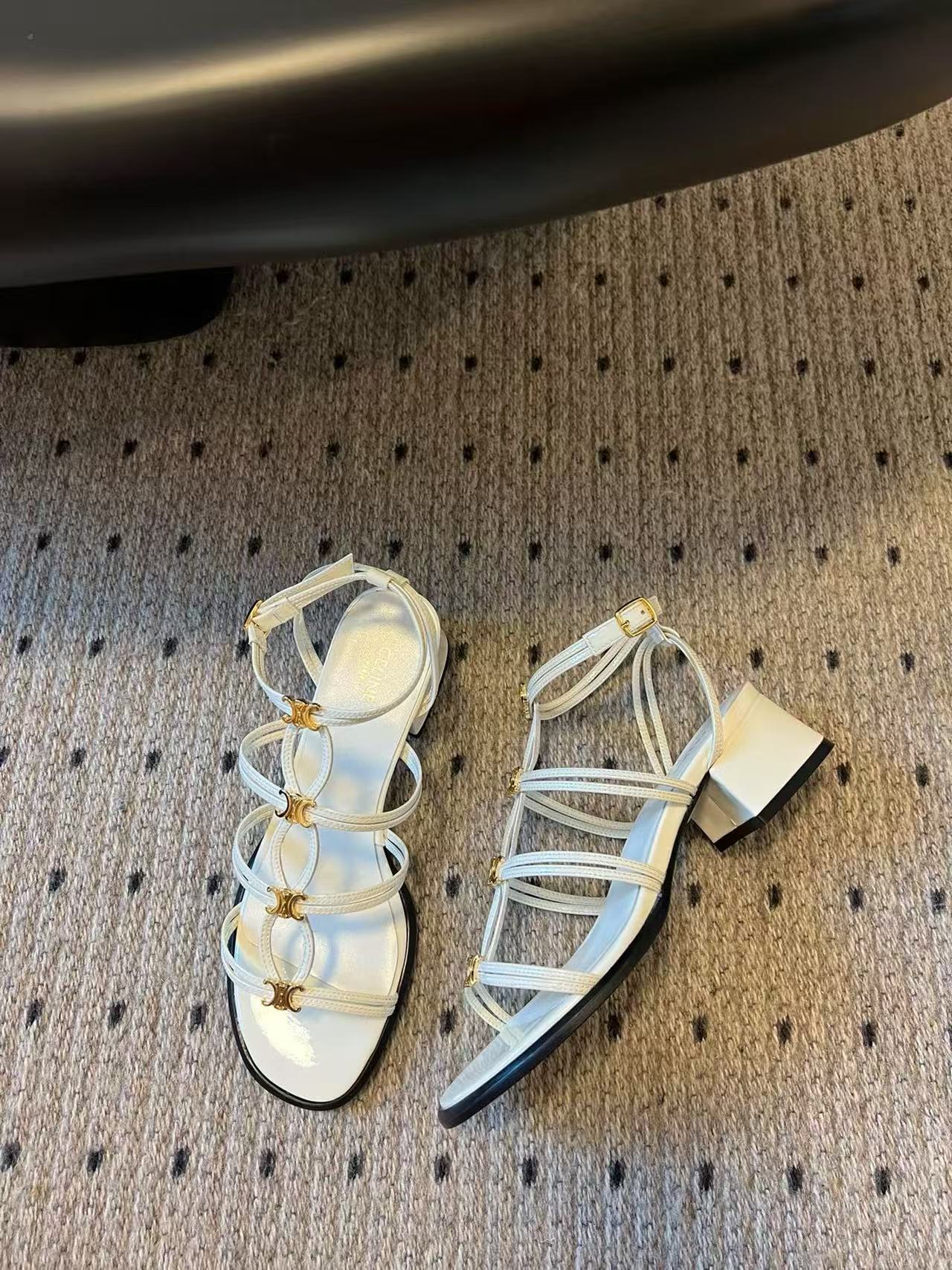 CEL1NEの高品質凱旋門ローヒールサンダル【50％割引+送料無料】