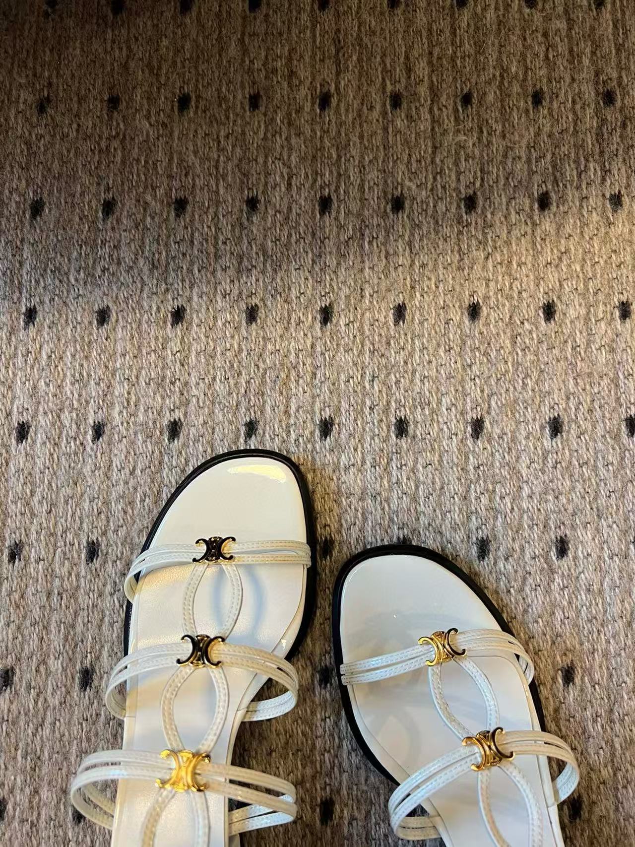 CEL1NEの高品質凱旋門ローヒールサンダル【50％割引+送料無料】