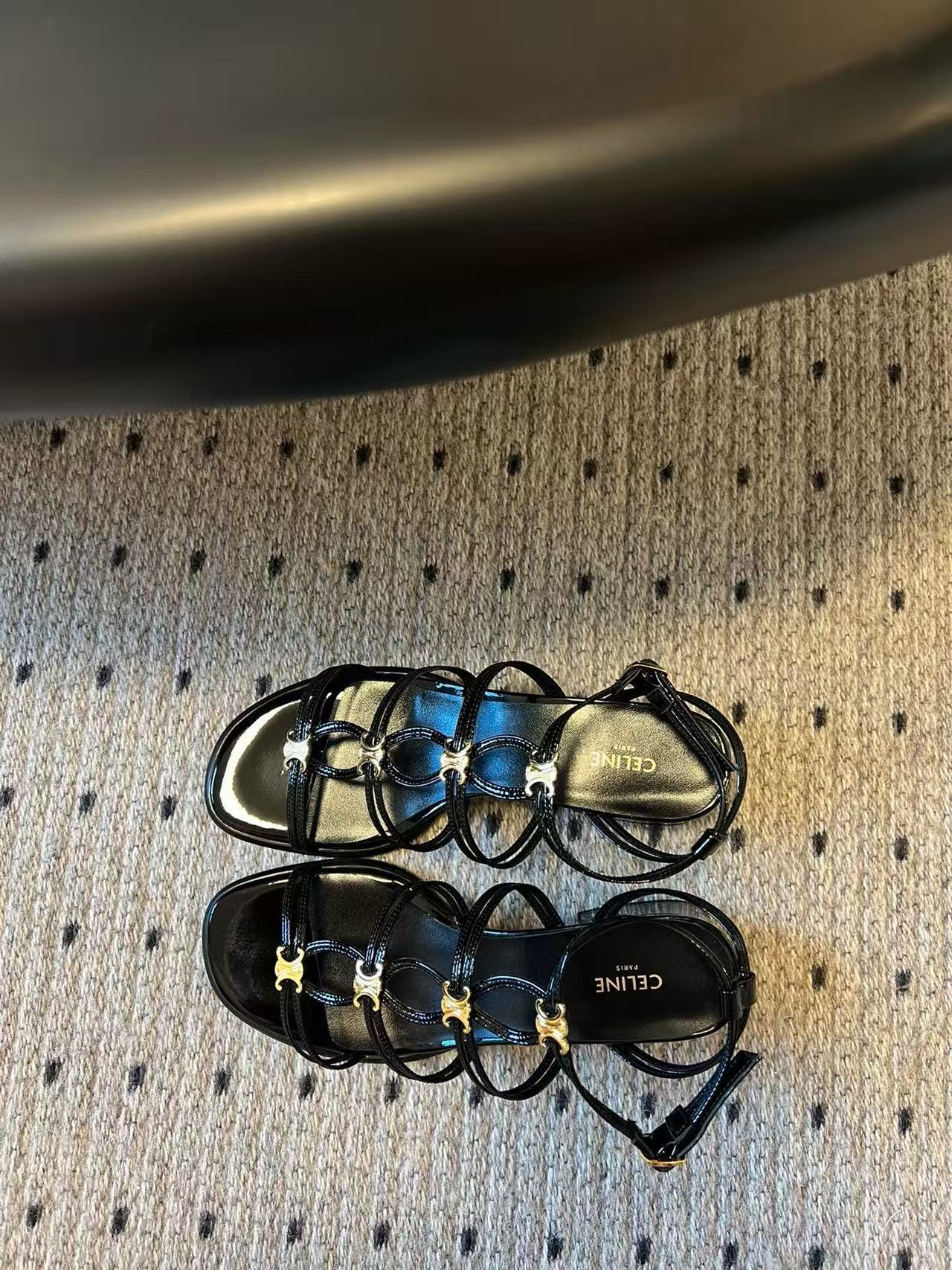 CEL1NEの高品質凱旋門ローヒールサンダル【50％割引+送料無料】