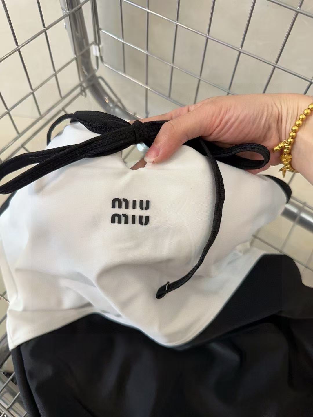 M1UM1U 黒と白の配色シンプルワンピース水着【 50％割引+送料無料】