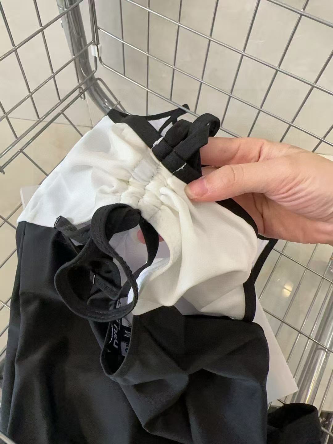 M1UM1U 黒と白の配色シンプルワンピース水着【 50％割引+送料無料】