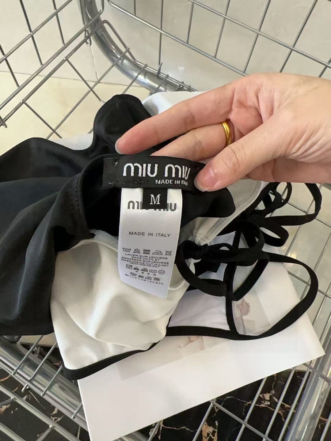 M1UM1U 黒と白の配色シンプルワンピース水着【 50％割引+送料無料】