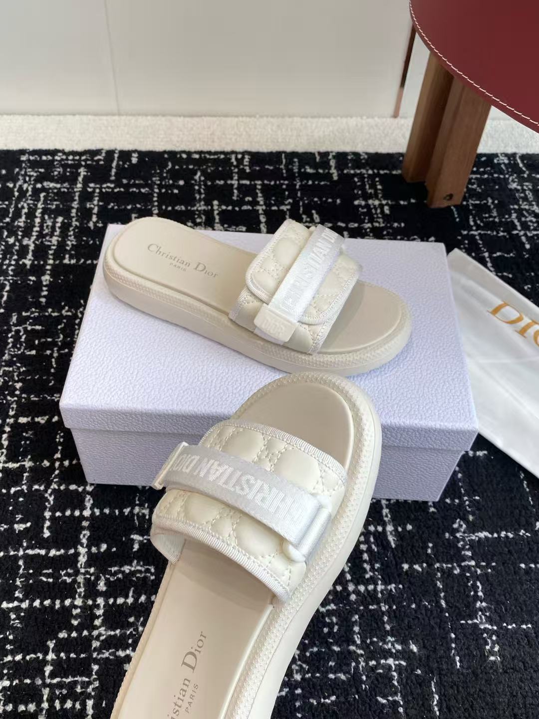 DI0Rの高品質ビーチスリッパ【50％割引+送料無料】